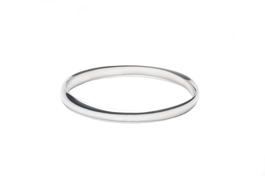 Bangle, elliptical shape in satin matte or polished sterling silver, width 8mm.
Available as a cuff bracelet, $ 590.
A wonderful everyday piece. $650.00