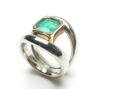 Ring with Emerald in eighteen karat gold
